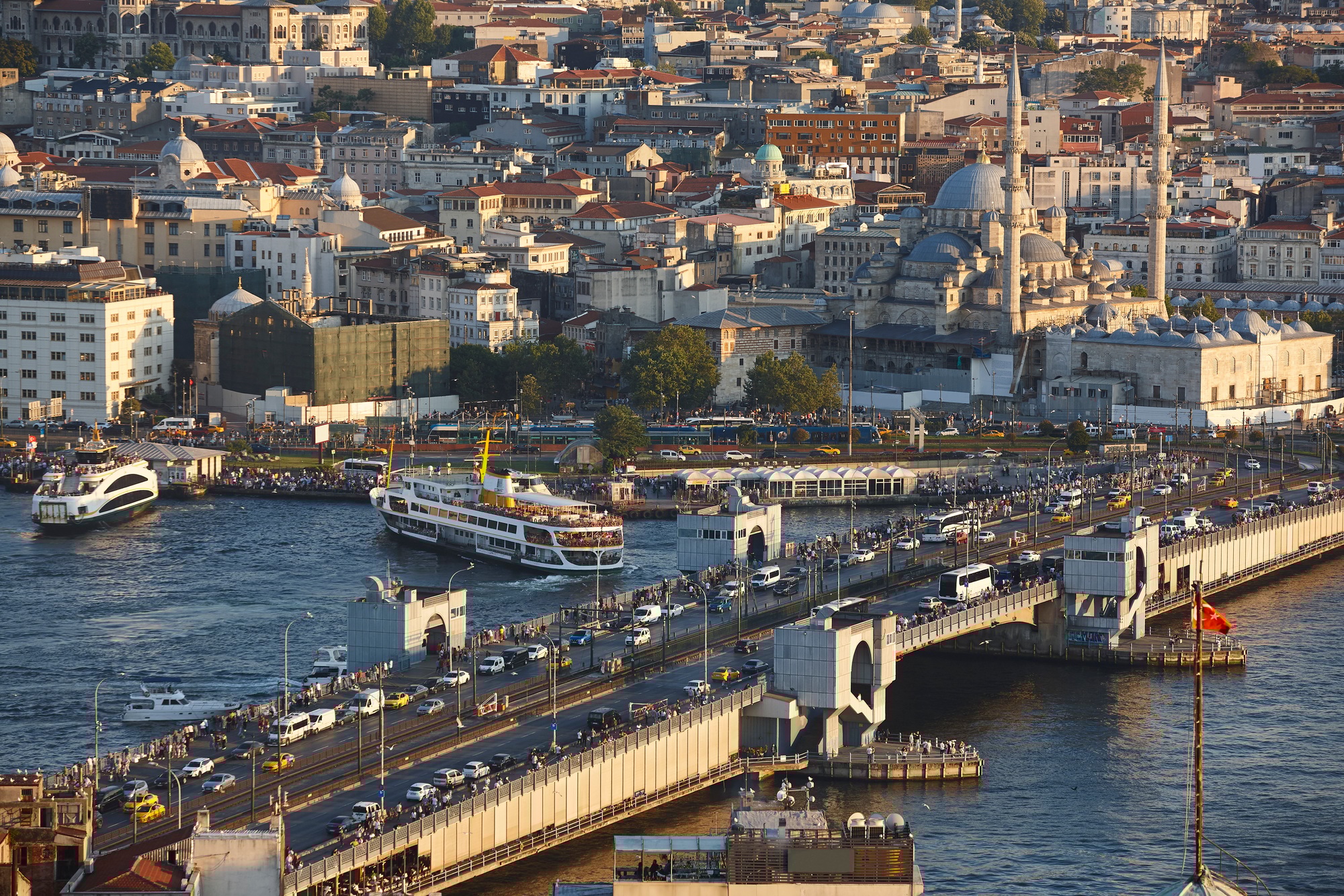 İletişim 2 Vehicle and maritime traffic in Galata bridge strait. Istanbul, Turkey